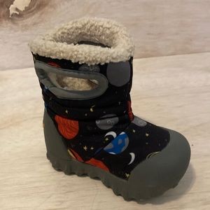 BOGS little kids infant winter boots, space